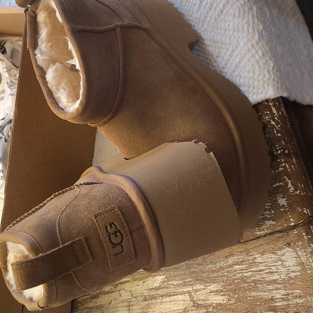 UGG PLUSH - Picture 4 of 8